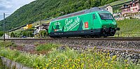 Schweiz Tourismus Swisstainable. Lokomotive der SBB mit Schriftzug.