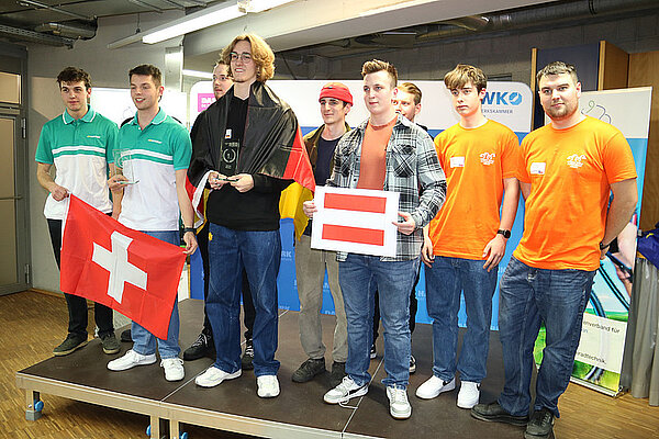 15. Europacup der Zweiradberufe in Münster. Junge Männer stehen auf einem Podest.