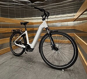 E-Bike steht in einem Lastenaufzug.