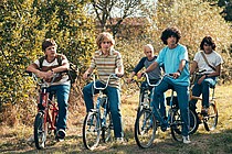 Live is life Filmkritik Velojournal. Junge Männer sitzen auf 80er-Jahre-Velos.
