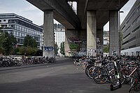 Veloabstellplätze unter Brücke