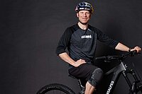 Rene Wildhaber auf einem Mountainbike der Marke Transalpes