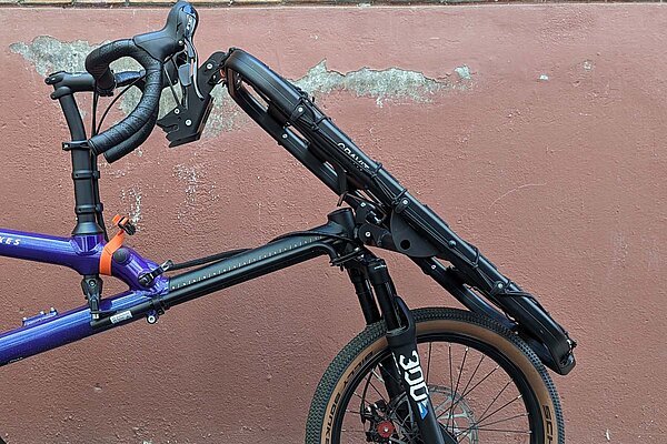 Hase Gravit Dust im Test. Lastenrad mit herunter geklappter Ladefläche.