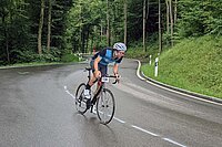 Ein Mann fährt mit dem Rennvelo einen Pass hinauf