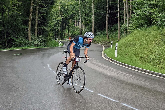 Ein Mann fährt mit dem Rennvelo einen Pass hinauf
