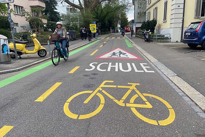 Velovorzusgroute Seefeld beim Schulhaus Mühlebach mit Velowegmarkierung und Piktogrammen