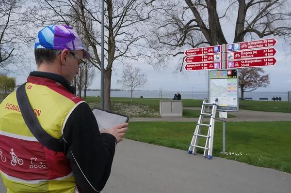 Ein Mann schreibt auf einem Tablet.