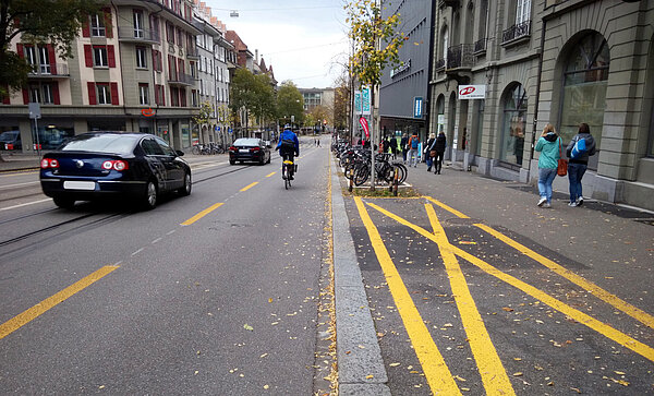 Radstreifen auf einer Strasse