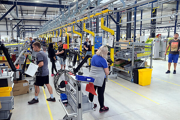 Advanced Bikes Insolvenzantrag. Fahrradmontage in Werkshalle.