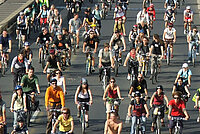 viele Velofahrer und veofahrerinnen fahren im Rahmen der Critical Mass nebeneinander als grosse Gruppe auf der Strasse