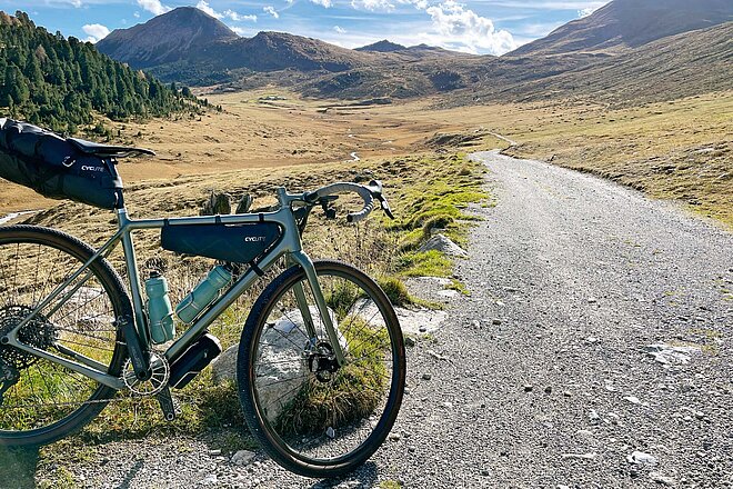 Das Hochtal zum Pass da Costainas: Eine Mountainbike-Route, fast durchgehend tauglich für Gravelbiker.
Gravelbike Trip Schweiz Italien. Gravelbike auf einem Weg im Hochgebirge.