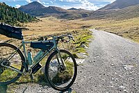 Gravelbike Trip Schweiz Italien. Gravelbike auf einem Weg im Hochgebirge.