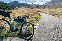 Gravelbike Trip Schweiz Italien. Gravelbike auf einem Weg im Hochgebirge.
