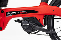 Toyota Frankreich kooperiert mit Douze Cycles. Rotes Lastenvelo mit Mittelmotor von Yamaha.