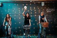 drei Frauen sitzen auf dem Velo in der Velodisco