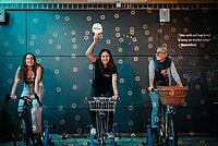 drei Frauen sitzen auf dem Velo in der Velodisco
