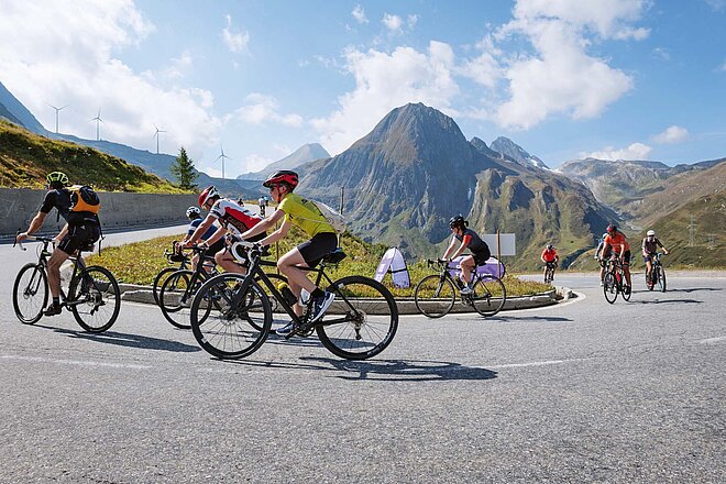 Das schöne Wetter zog viele Personen an. (Foto: Cycling Switzerland) Radfahrer fahrer einen Passstrasse in den Alpen hoch.