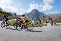 Radfahrer fahrer einen Passstrasse in den Alpen hoch.