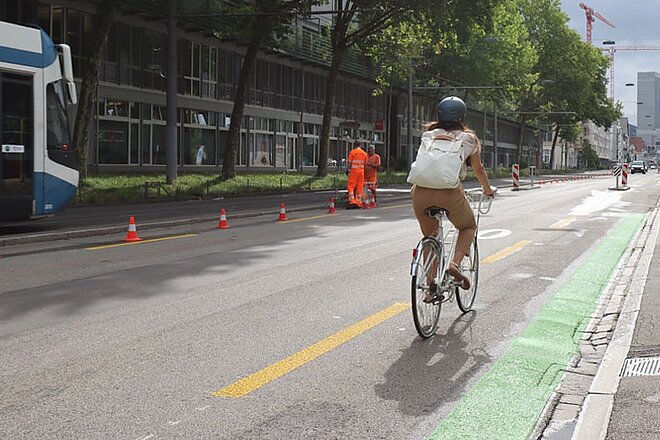 Eine Velofahrerin fährt über die neu konzipierte Hardturmstrasse.