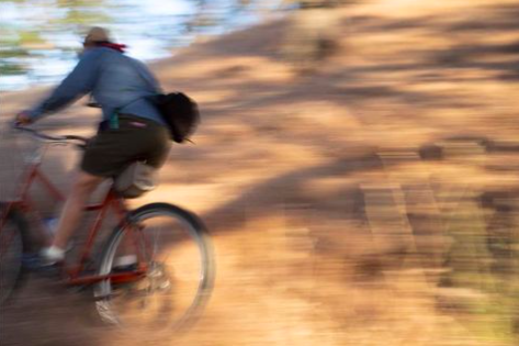 Grant Petersen auf einem Rivendell-Velo. 