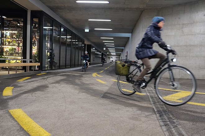 Eine Velofahrerin fährt in Winterthur durch die neue Bahnhofsunterführung