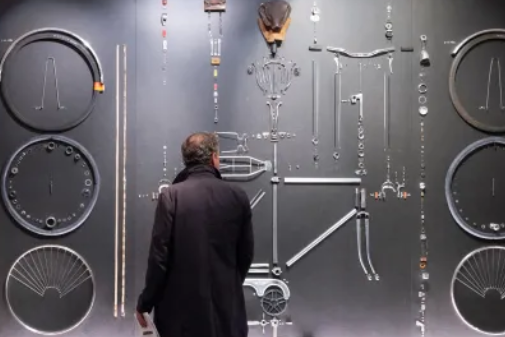 In jedes Einzelteil zerlegt wurde das Velo für die aktuelle Ausstellung im Genfer Kunstmuseum.