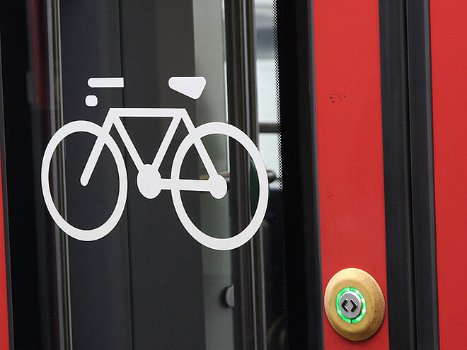 Fahrradsignet auf der Tür eines Zugs