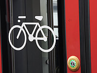 Fahrradsignet auf der Tür eines Zugs