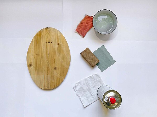 do it yourself: Brett mit Schleifpapier und Leinöl