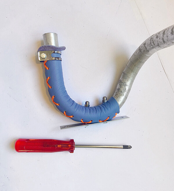 DIY-Velojournal Anleitung Kerzenständer: Velolenker mit violettem Leder und rotem Schraubenzieher