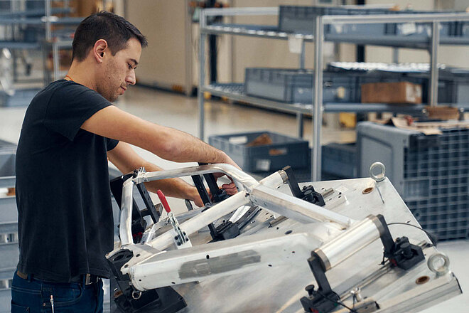 Mann bei der Fertigung eines E-Bikes von Riese & Müller