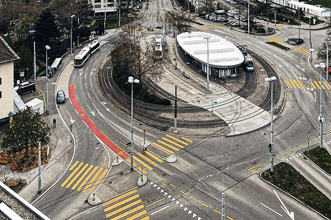 Der Veloverkehr in der Stadt Zürich ist 2023 sicherer geworden. Weniger Velounfälle in der Stadt Zürich. Kreuzung beim Triemli mit Radweg und Tramschienen.