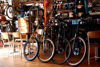 Steht dem Fahrradmarkt eine Bereinigung bevor? Fahrräder stehen in einem Fahrradgeschäft nebeneinander.