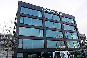 Advanced Bikes Insolvenzantrag. Firmengebäude mit grossen Glasfenstern.