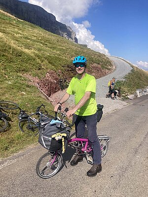 Velofest am Klausenpass. Mann mit pinkem Brompton Fahrrad.