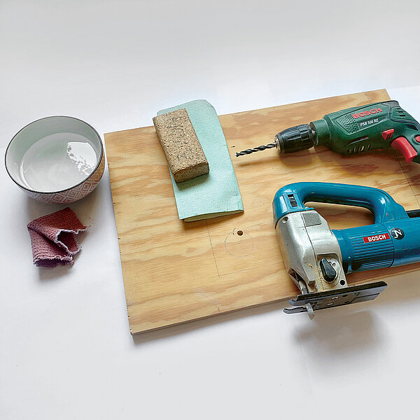 DIY Anleitung Velojournal Brett mit Stichsäge und Schleifpapier