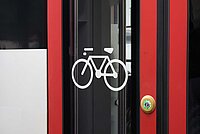 Fahrradsignet auf der Tür eines Zugs.