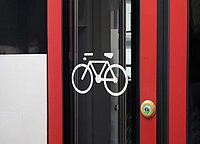 Fahrradsignet auf der Tür eines Zugs.