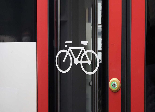 Fahrradsignet auf der Tür eines Zugs.