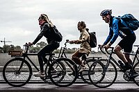 Ist das Unfallrisiko mit einem E-Bike höher als mit einem normalen Velo? Männer und Frauen fahren Rad.