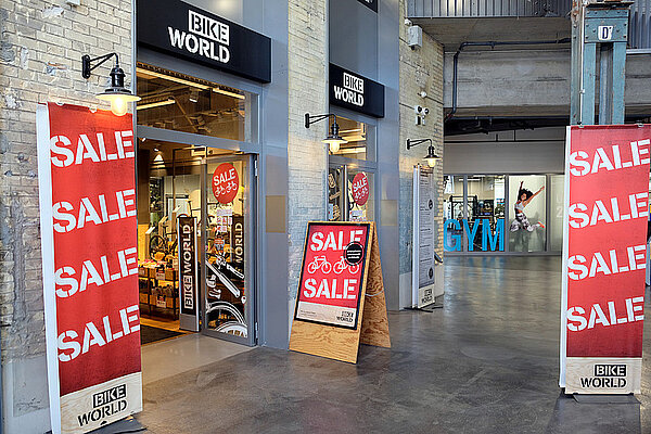 Occasionsvelos Boom Schweiz. Schaufenster mit grosser Aufschrift Sale.