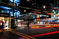 Bahnhof Winterthur bei Nacht mit Lichterschlieren von vorbeifahrenden Bussen