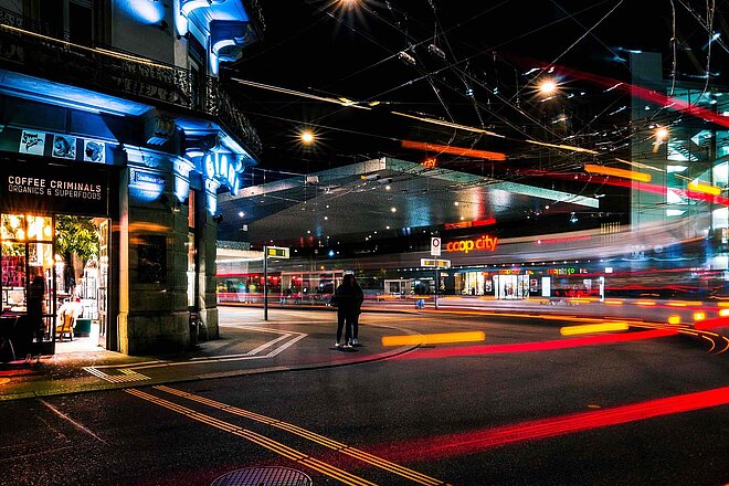 Bahnhof Winterthur bei Nacht mit Lichterschlieren von vorbeifahrenden Bussen