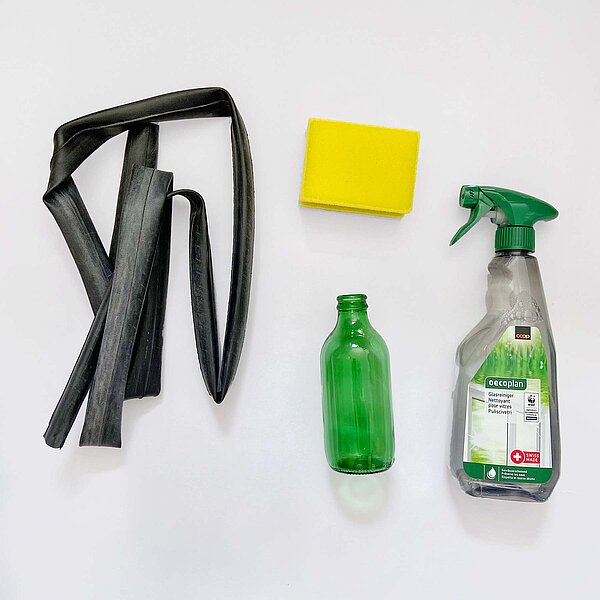 Eine Flasche, eine Sprühflasche und ein Fahrradschlauch