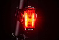 Rotes Rücklicht an einem Fahrrad.