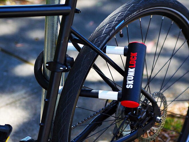 Diebe haben keine Chance. Mit speziellem «Skunklock» Veloschoss angeschlossenes Velo