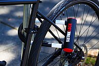 Diebe haben keine Chance. Mit speziellem «Skunklock» Veloschoss angeschlossenes Velo