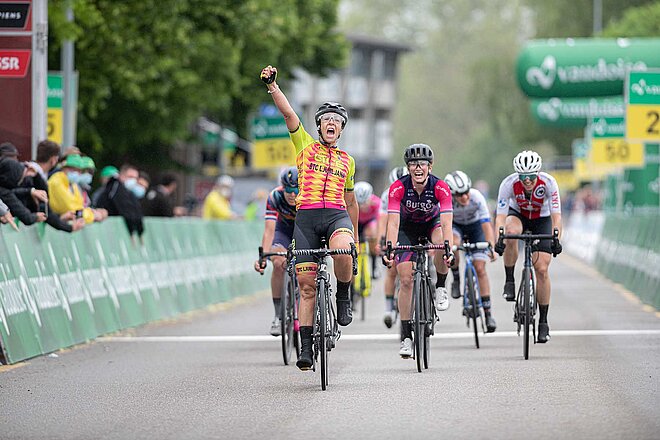 Zieleinfahrt eines Radrennes von Profi-Rennradfahrerinnen