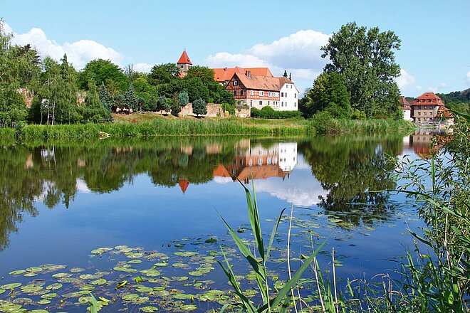 Das kleine Guxhagen liegt zwischen dem Geo-Naturpark Frau-Holle-Land und dem Naturpark Habichtswald. (Foto: Alexa Christ) Landschaft, die sich im Wasser spiegelt