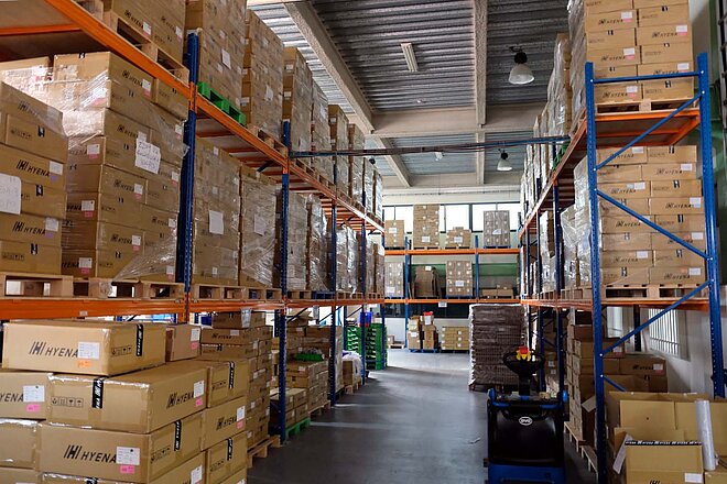 Warum sind die Lager der Velohändler voll. Lagerhalle mit Hochlagern.